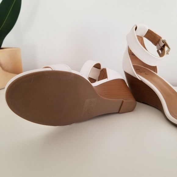 White wedge sandal - Picture 3 of 5